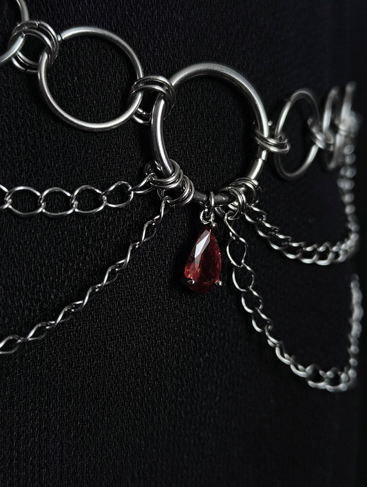 Collier en Anneaux et Petites Chaînes avec Pierre Rouge La Vouivre Jewellery